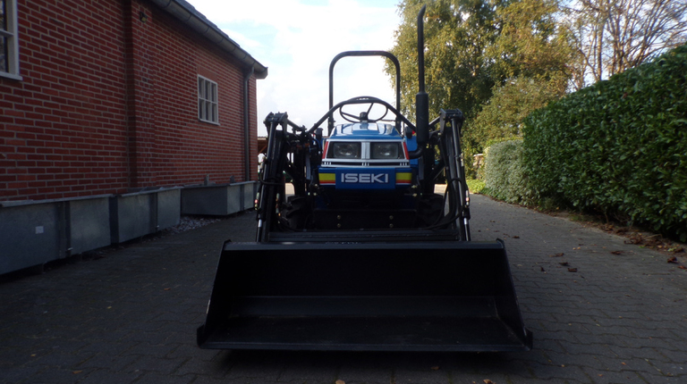 Iseki TU160 mit Frontlader ab 125 € pro Monat.
